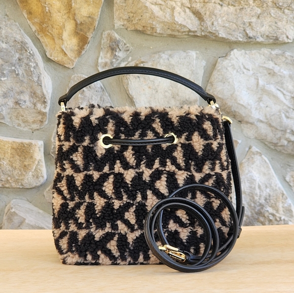 Michael Kors Suri Bucket Logo SM Crossbody - Picture 3 of 8